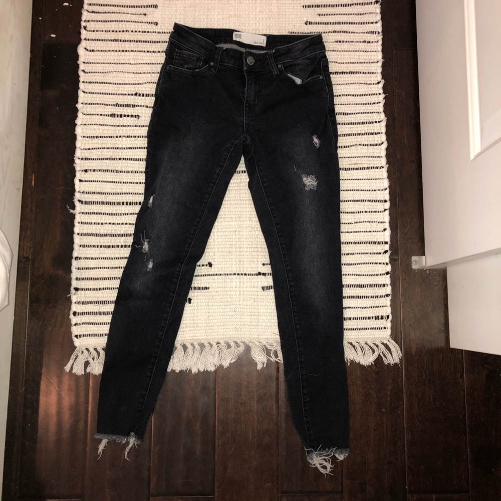 Tilly’s low rise ripped jeans